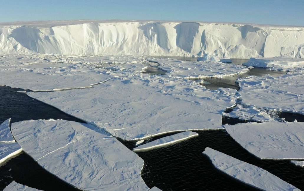 Splintering antarctic ice