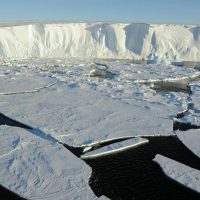 Splintering antarctic ice